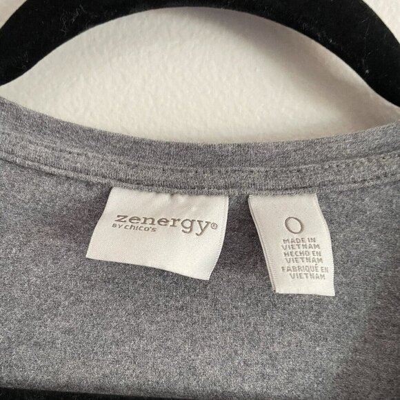Zenergy By Chicos Women SZ 0/XS Gray W/White Lace Front Overlay V Neck Top - Picture 6 of 9